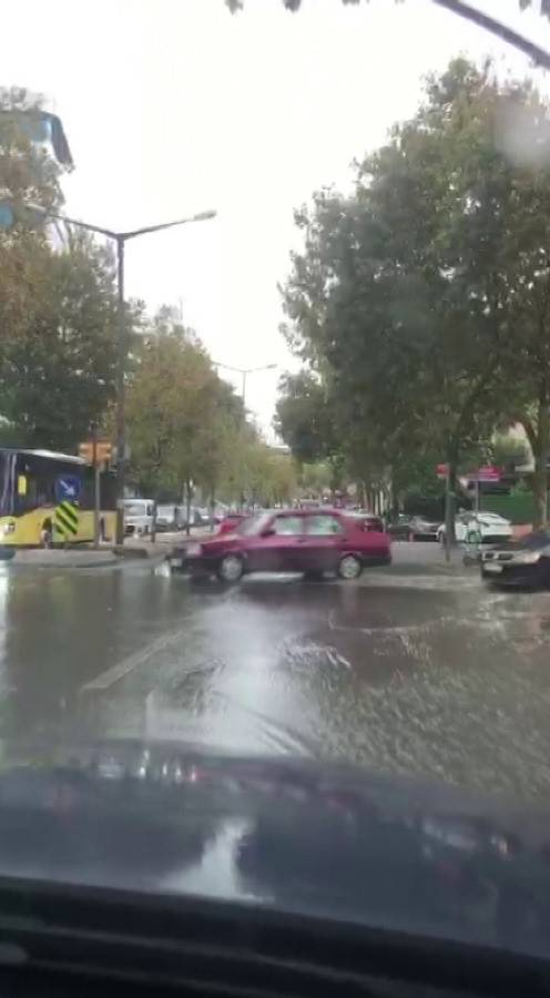 İstanbul'da sağanak hayatı felç etti! Araçlar sular altında kaldı 26